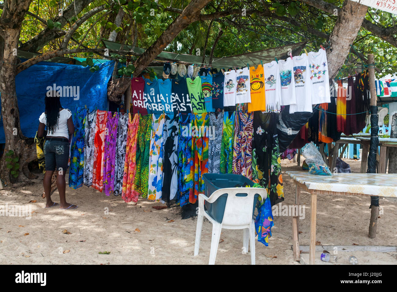 Ottenere pronto: sarong e T-shirt su un lato spiaggia Displa : sale Whistle Bay, Mayreau, Saint Vincent e Grenadine. Foto Stock