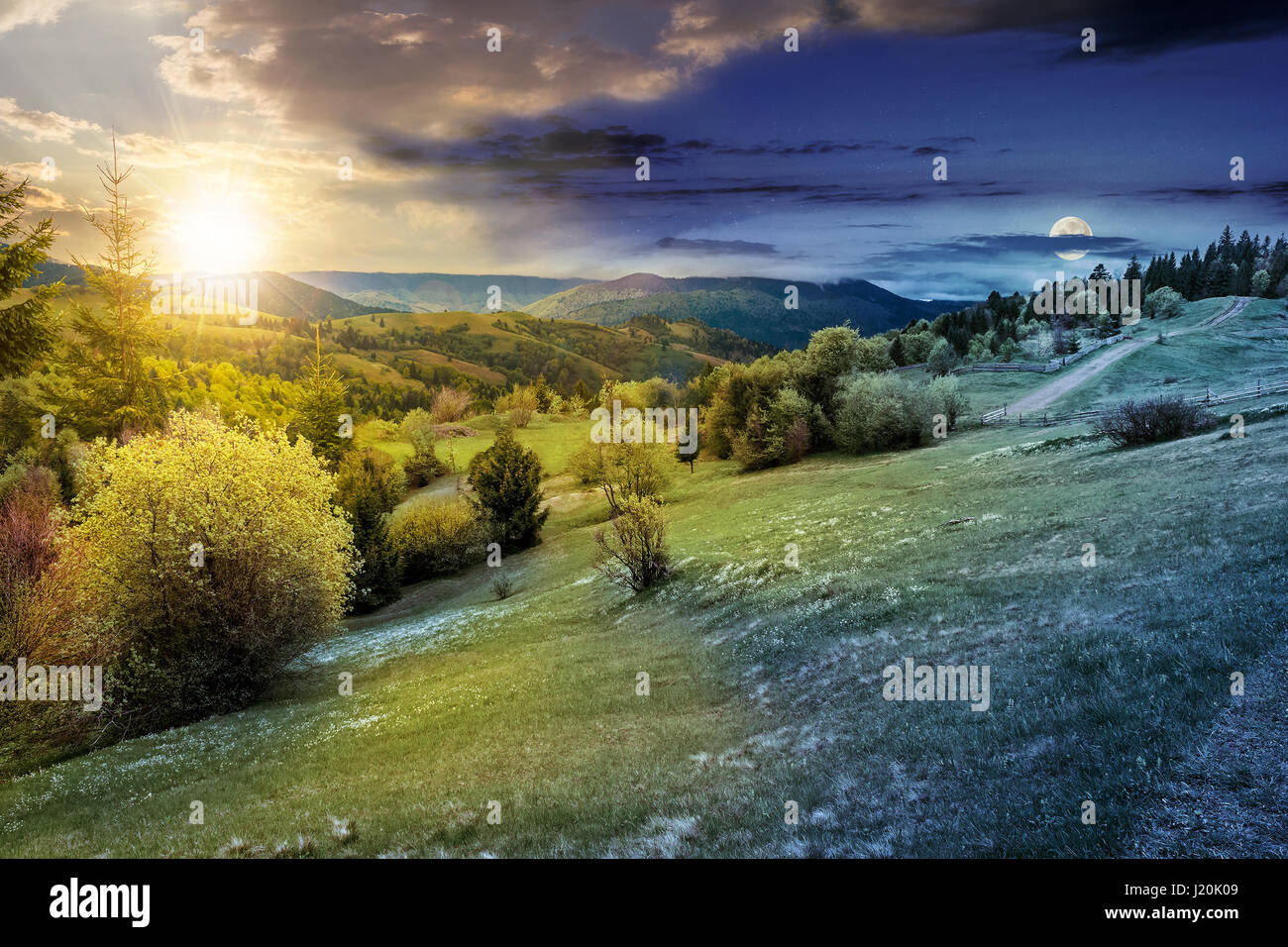 Composito paesaggio di campagna. il giorno e la notte e cambiare idea. bosco in montagna area rurale. erboso campo agricolo sul versante di una collina. Bellissima Foto Stock