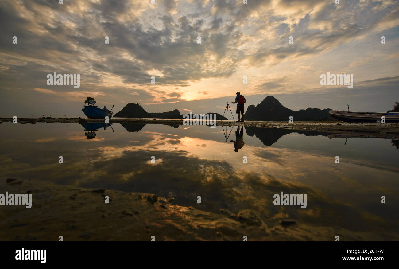 Sunrise nel Golfo di Thailandia, Prachuap Khiri Khan, Thailandia Foto Stock