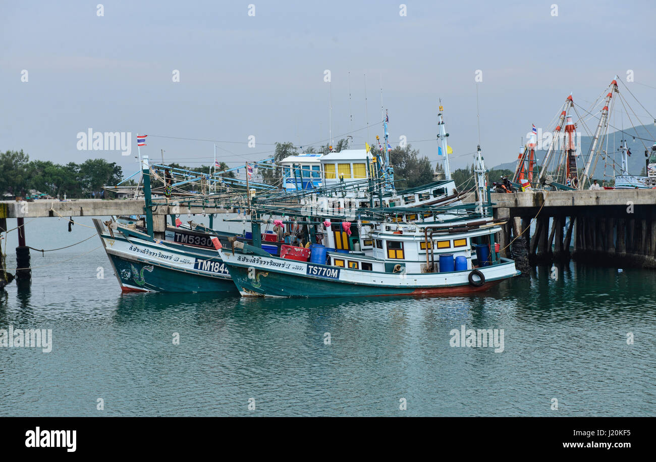 Villaggio di Pescatori in Ao Noi pier, Prachuap Khiri Khan, Thailandia Foto Stock