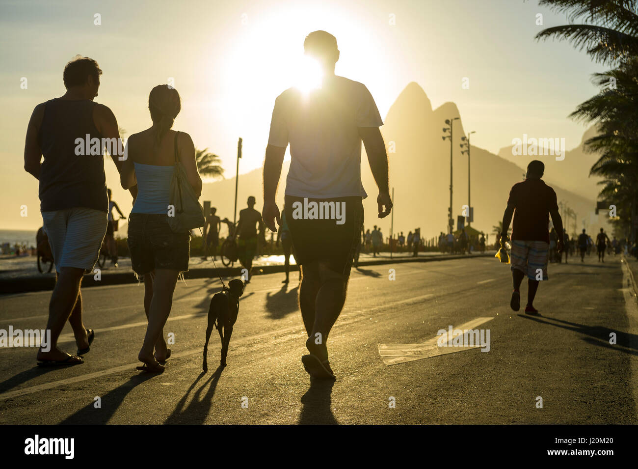 RIO DE JANEIRO - Febbraio 12, 2017: brasiliani godetevi un pomeriggio al tramonto sulla vettura priva di strada sulla spiaggia di Ipanema. Foto Stock
