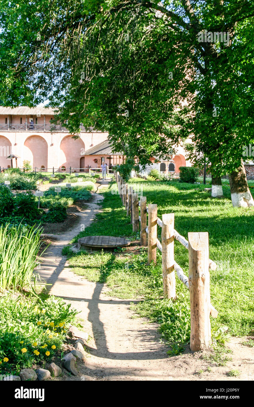 Speziale garden - il territorio vicino alle mura del monastero, coltivazione di erbe medicinali. Qui ci sono un gran numero di piante medicinali, tra cui un Foto Stock