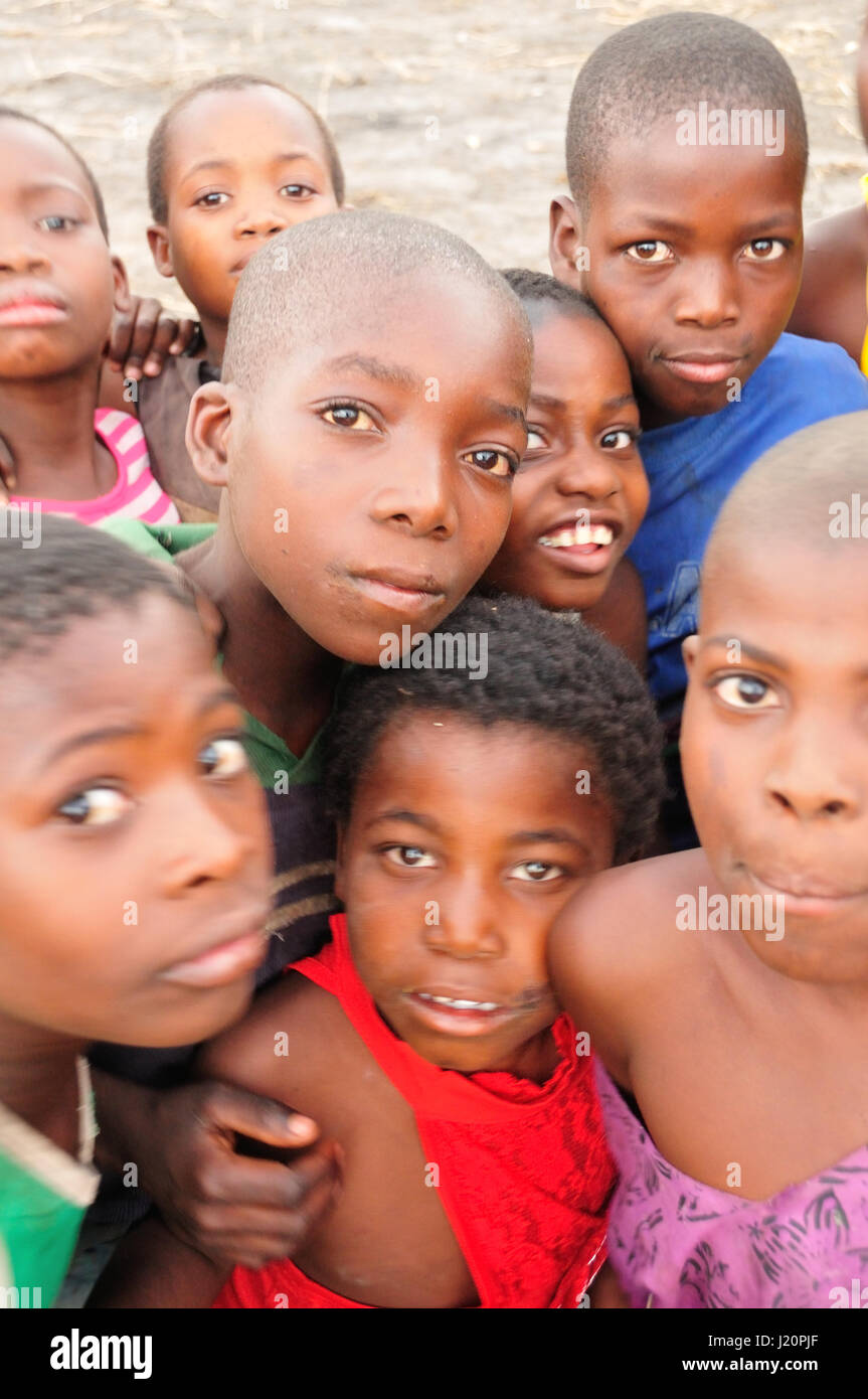 I bambini in un villaggio del Malawi Foto Stock