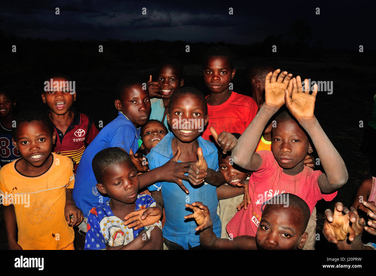 I bambini del Malawi di notte Foto Stock