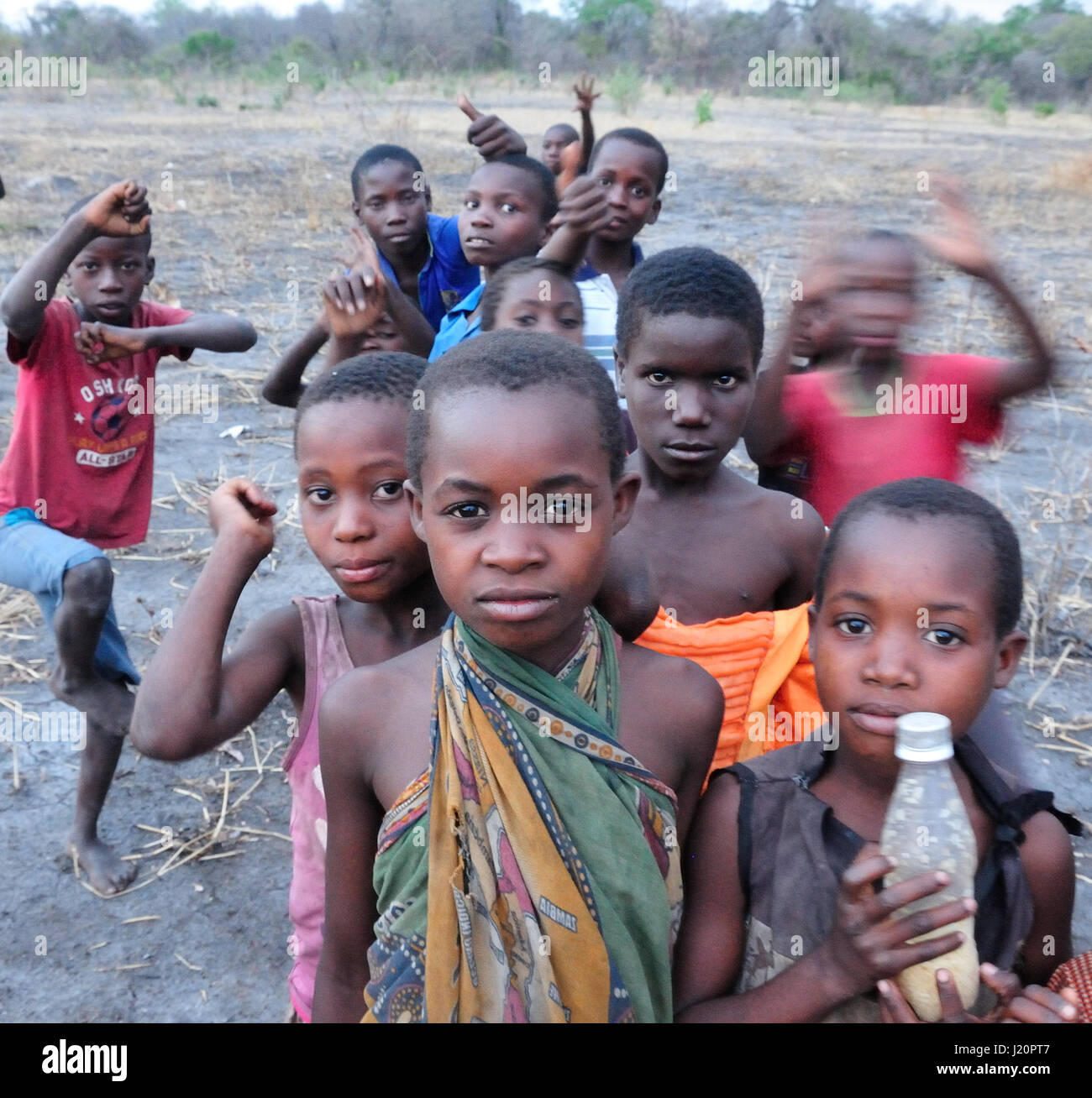 I bambini in un villaggio del Malawi Foto Stock