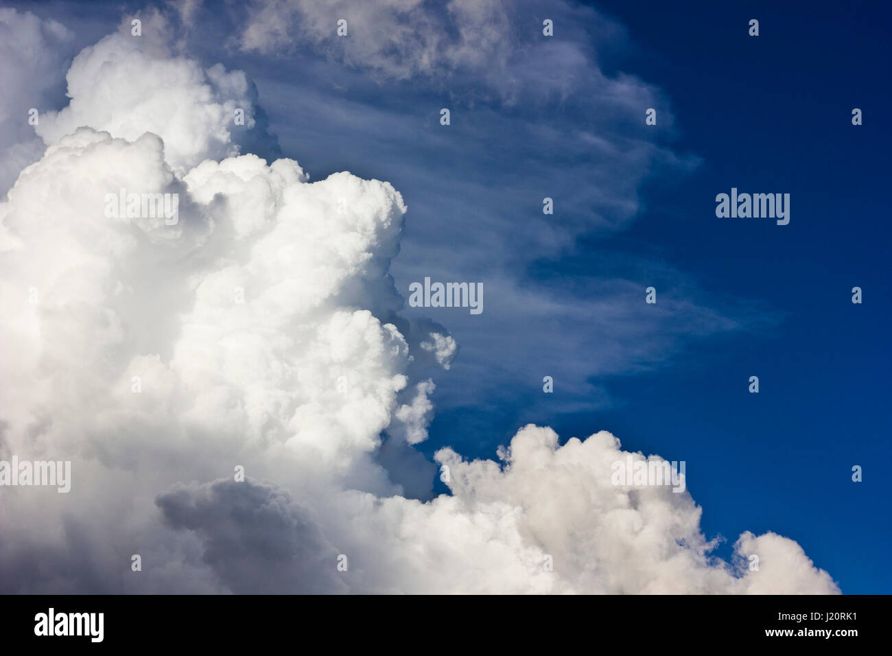 Big cumulus nubi sul Cielo di tramonto prima della tempesta Foto Stock