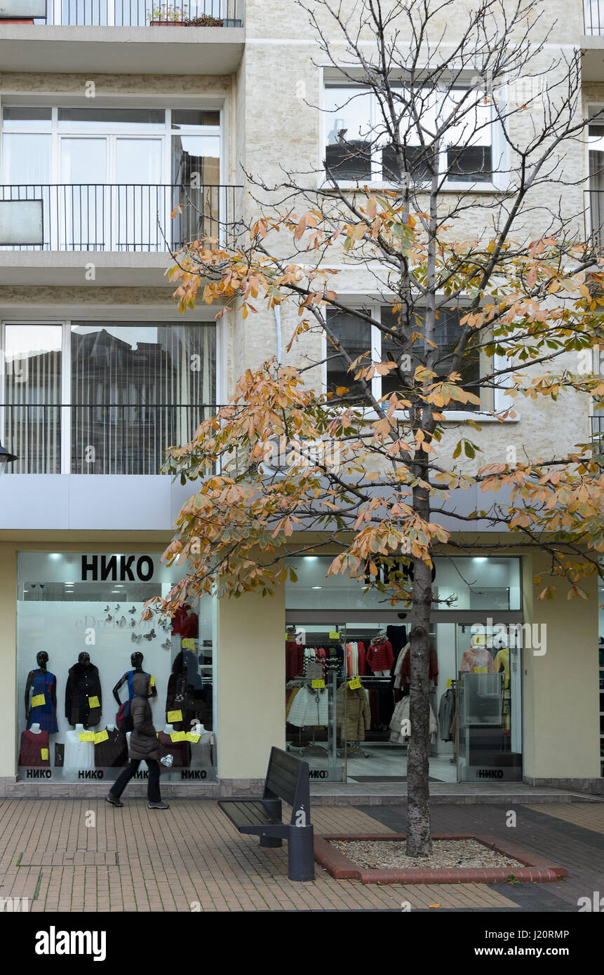Persone ed eleganti negozi di Boulevard Vitosha, Vitoshka - la principale strada commerciale nel centro della città di Sofia, Bulgaria Foto Stock