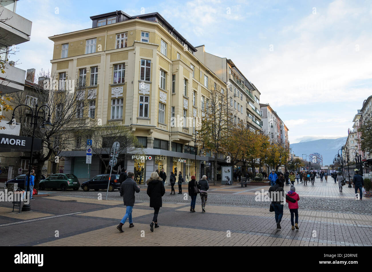 Persone e di edifici tradizionali a Vitosha Boulevard, Vitoshka - la principale strada commerciale nel centro della città di Sofia, Bulgaria Foto Stock