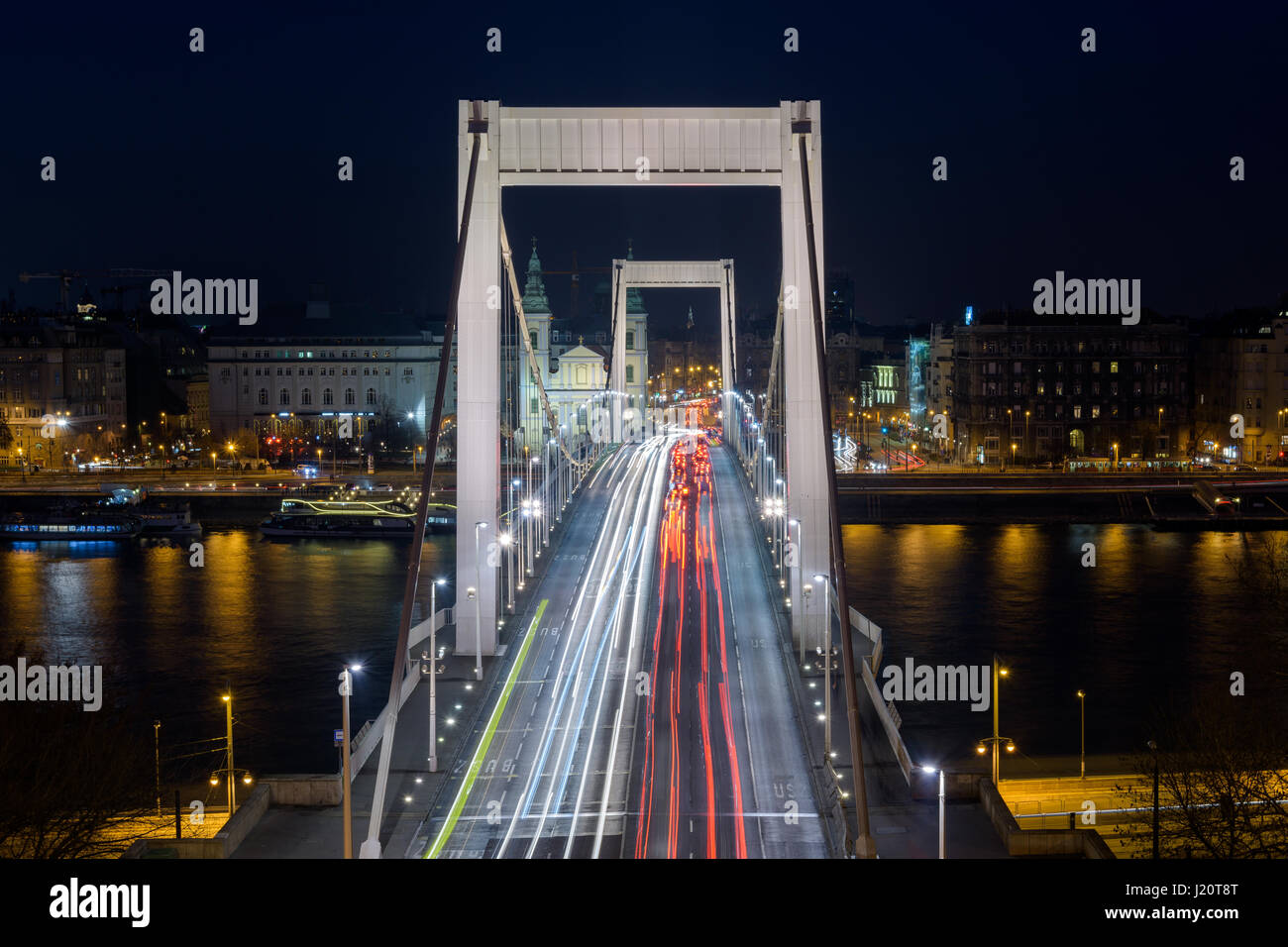 Vista notturna del ponte Elisabetta a Budapest, Ungheria Foto Stock