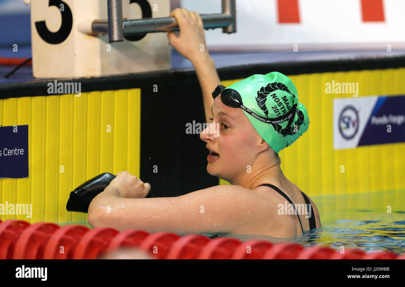 Sarah Vasey dopo aver vinto le donne a 100 metri rana durante il giorno sei del 2017 British Nuoto Campionati al Ponds Forge, Sheffield. Foto Stock