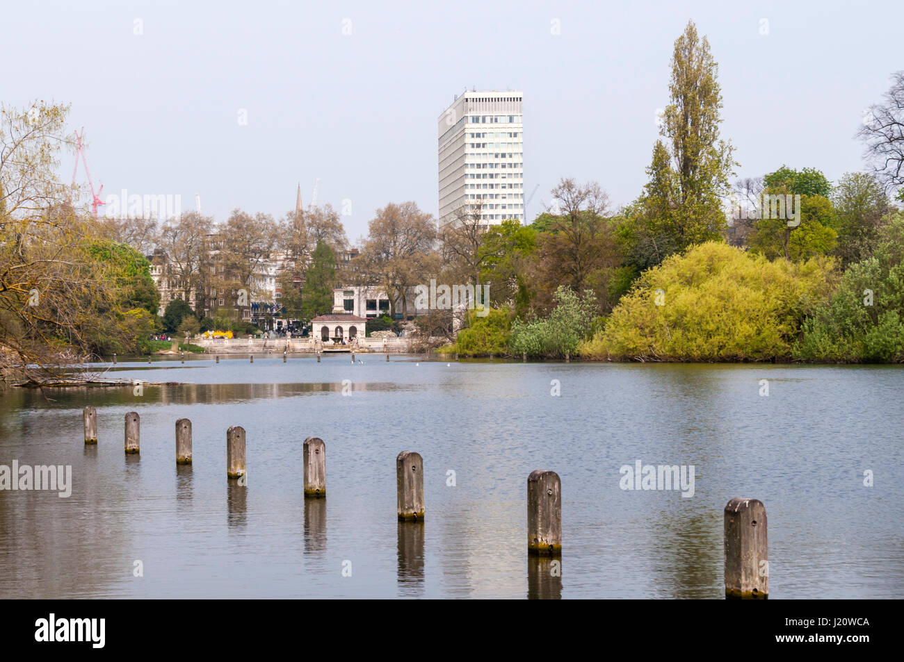 Il Royal Lancaster London Hotel visto a lungo acqua in Kensington Gardens. Foto Stock