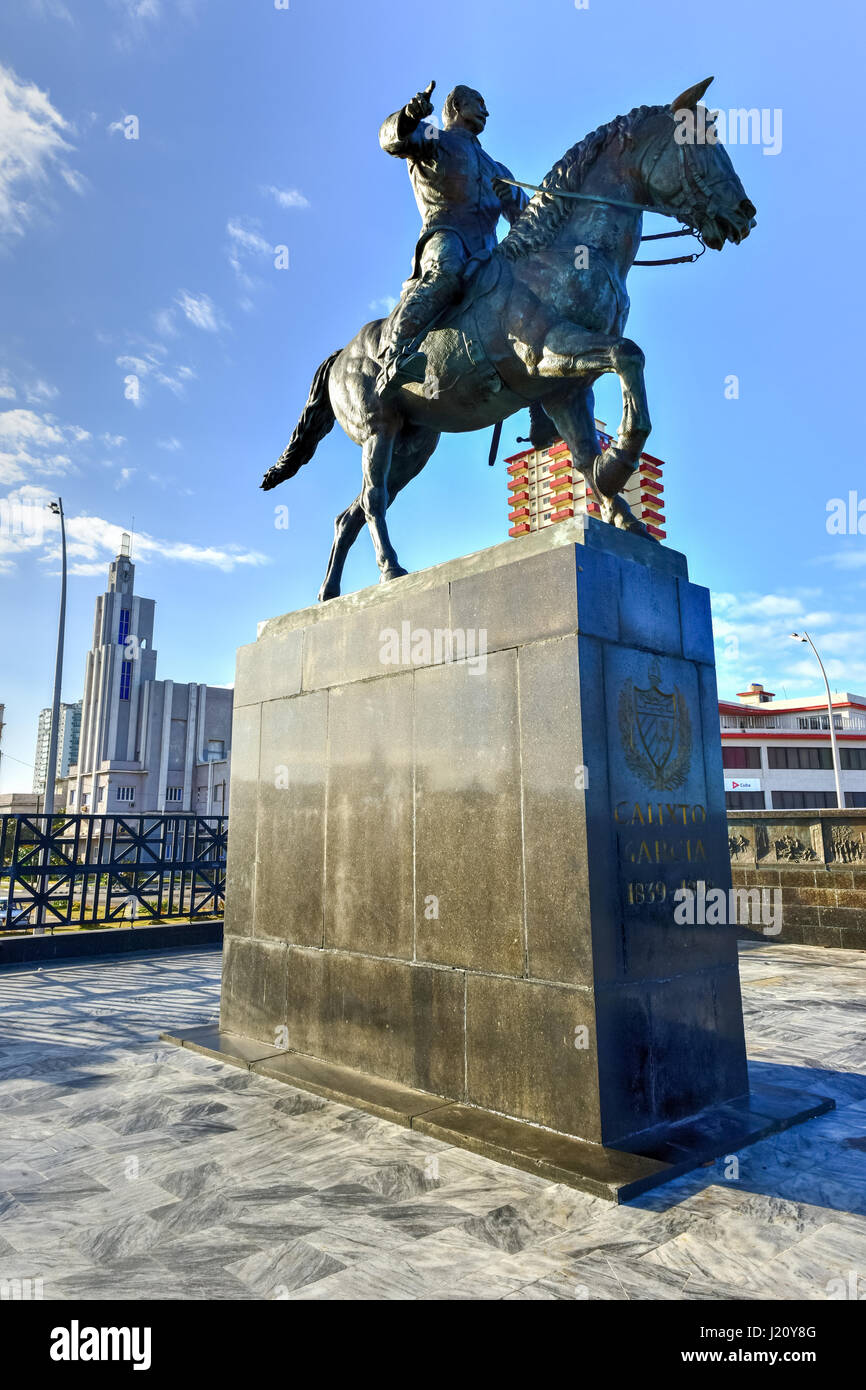 Una statua di Calixto García, un tre stelle generale che ha lottato per l indipendenza cubana, sorge lungo il Malecon a l'Avana, Cuba. Foto Stock