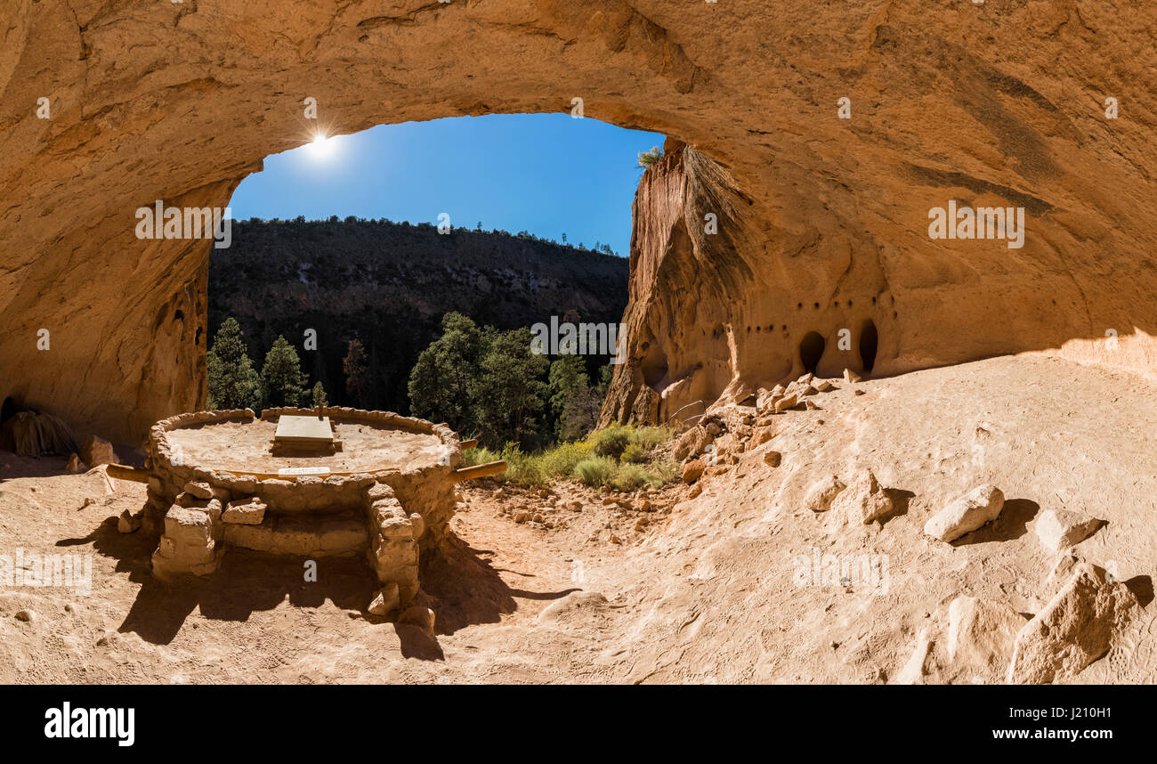 Stati Uniti d'America, Nuovo Messico, Frijoles Canyon, Bandelier National Monument, Rovine e ricostruito kiva dell'ancestrale popolo Pueblo, alcova House Foto Stock