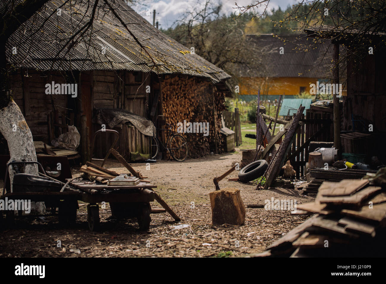 In ambiente domestico per il villaggio di Russia. Fatte a mano attrezzi di uso domestico in cantiere. Stile di vita delle persone anziane. Foto Stock