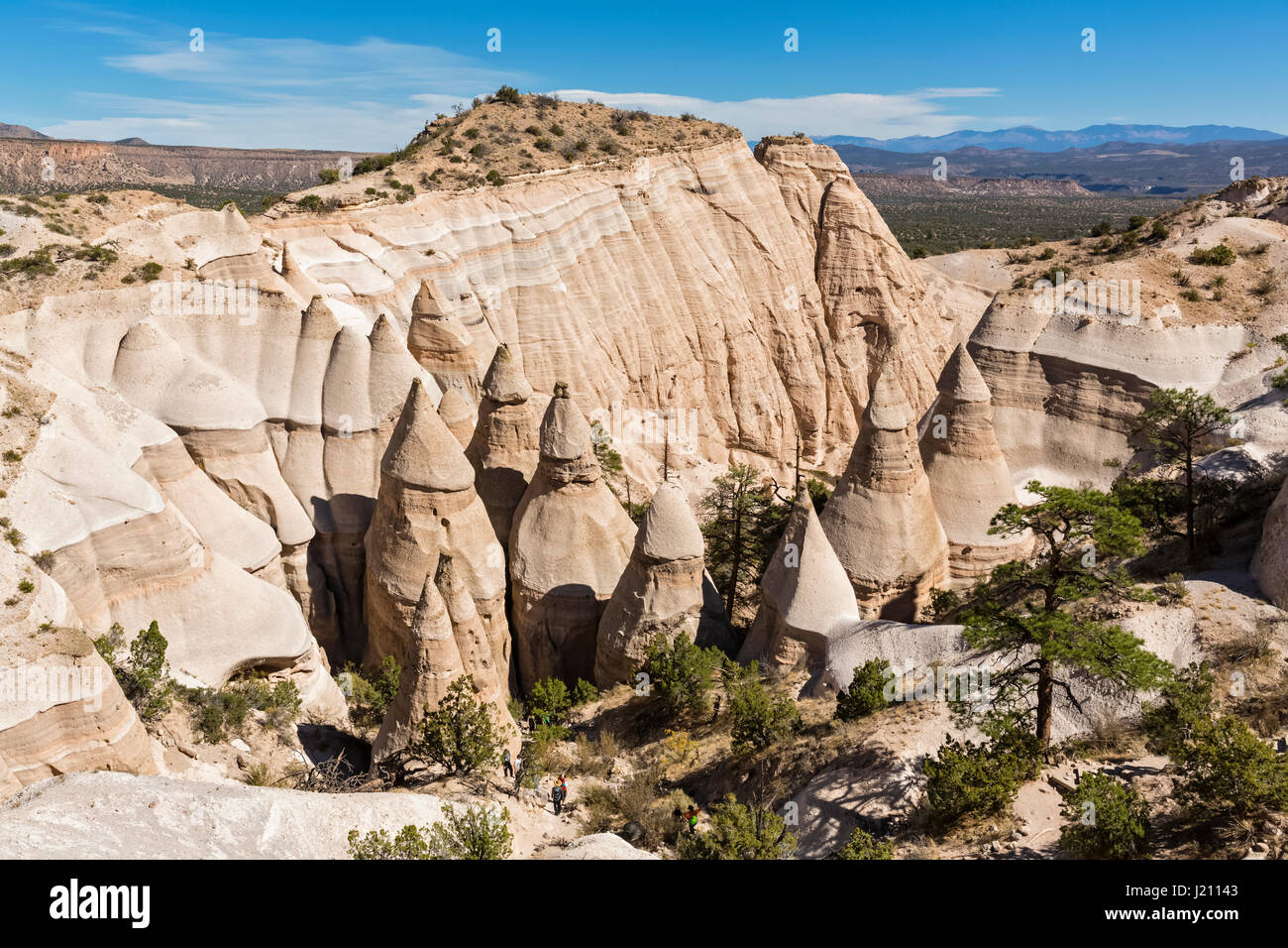 Stati Uniti d'America, Nuovo Messico, Pajarito Plateau, Sandoval County, Kasha-Katuwe tenda Rocks National Monument, vista della vallata desertica con bizzarre formazioni rocciose Foto Stock