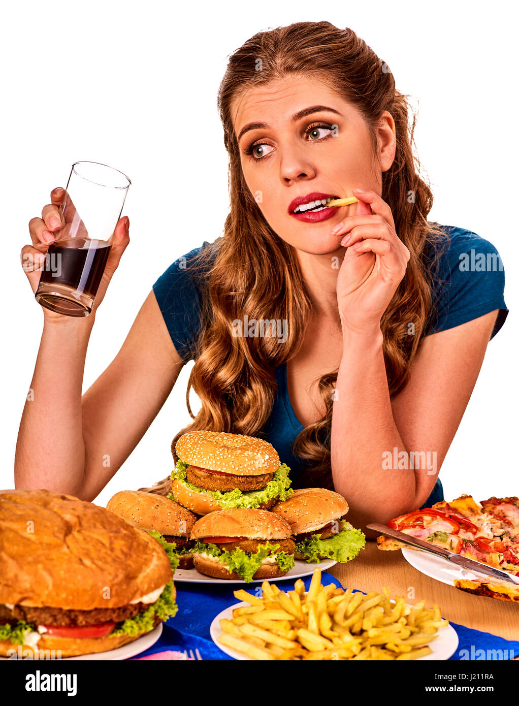 Donna di mangiare patatine e hamburger. Foto Stock
