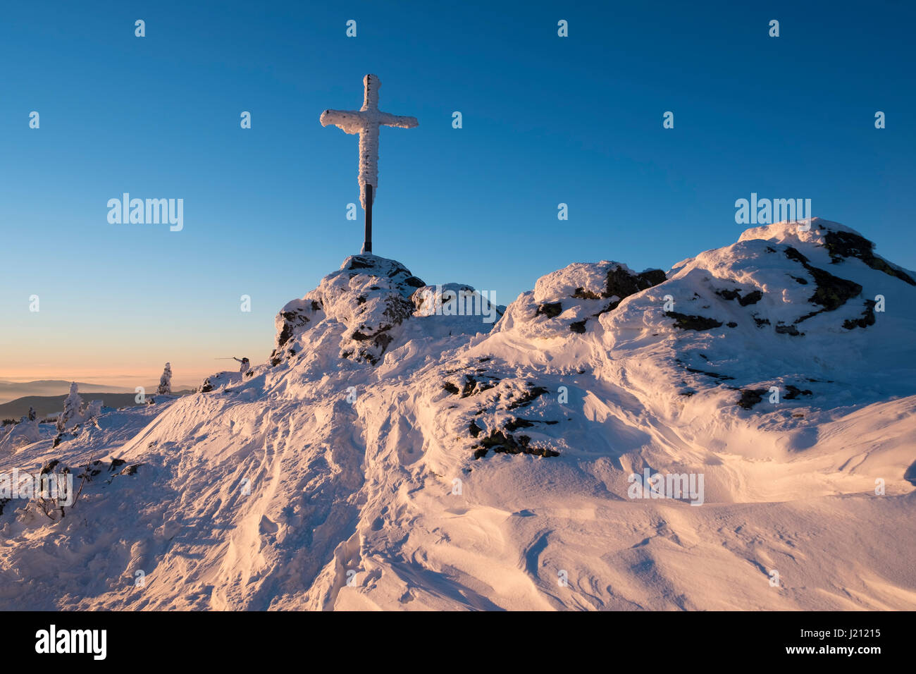 Gipfelkreuz im Winter, Großer Arber, Naturpark Bayerischer Wald, Niederbayern, Bayern, Deutschland Foto Stock