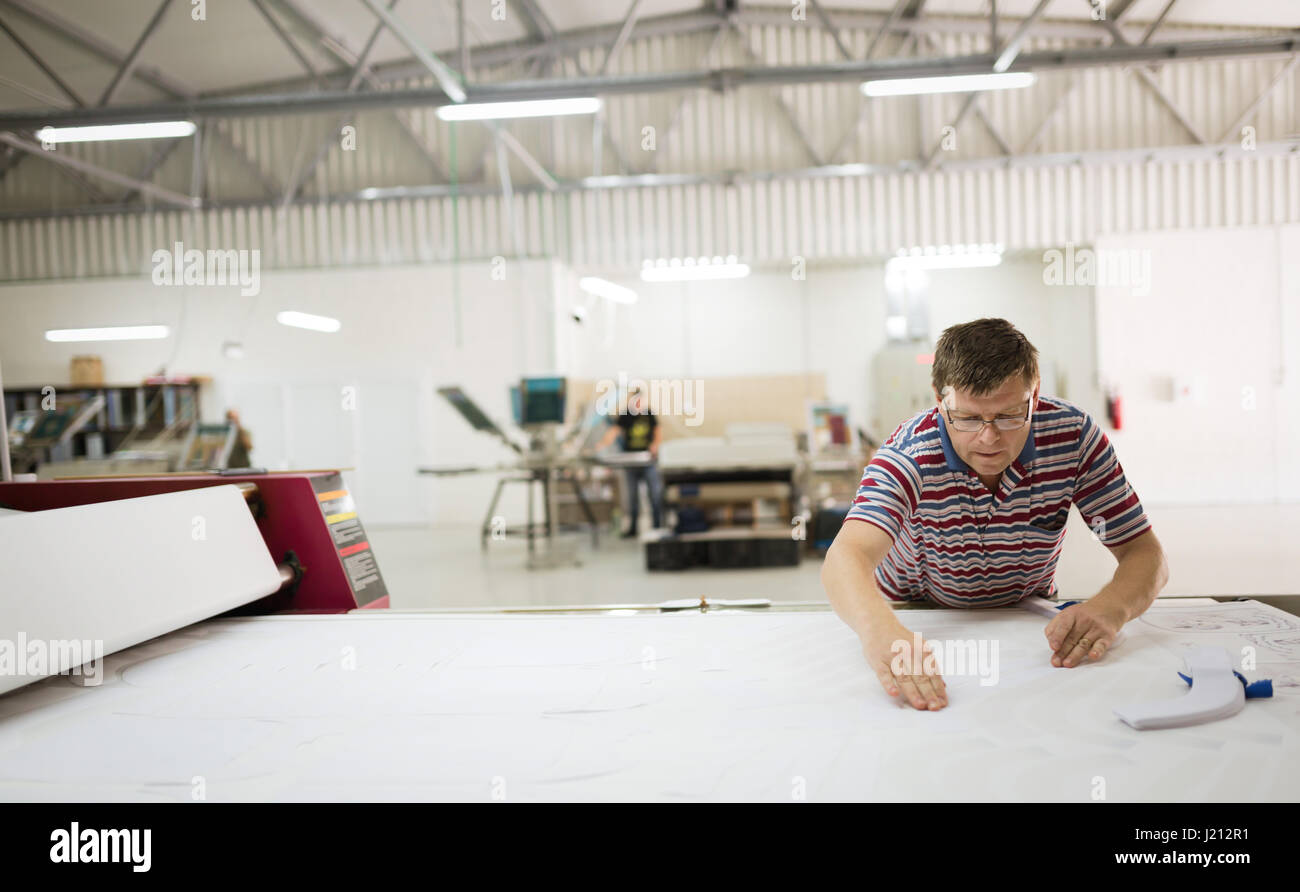 Professional abbigliamento industriale designer che lavora secondo lo schema Foto Stock