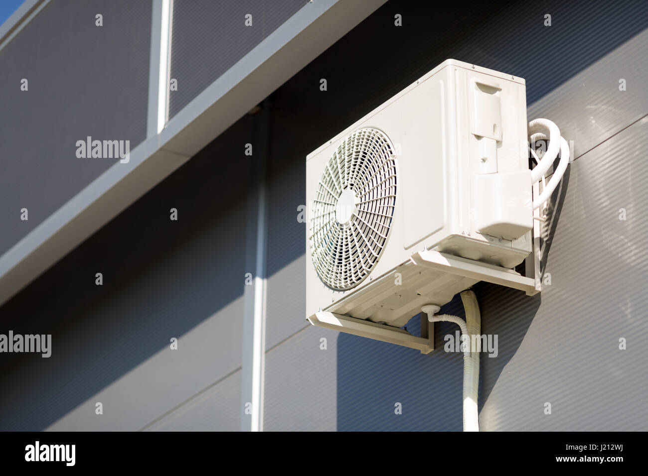 Aria condizionata esterna unità esterna installata a calore di battaglia Foto Stock