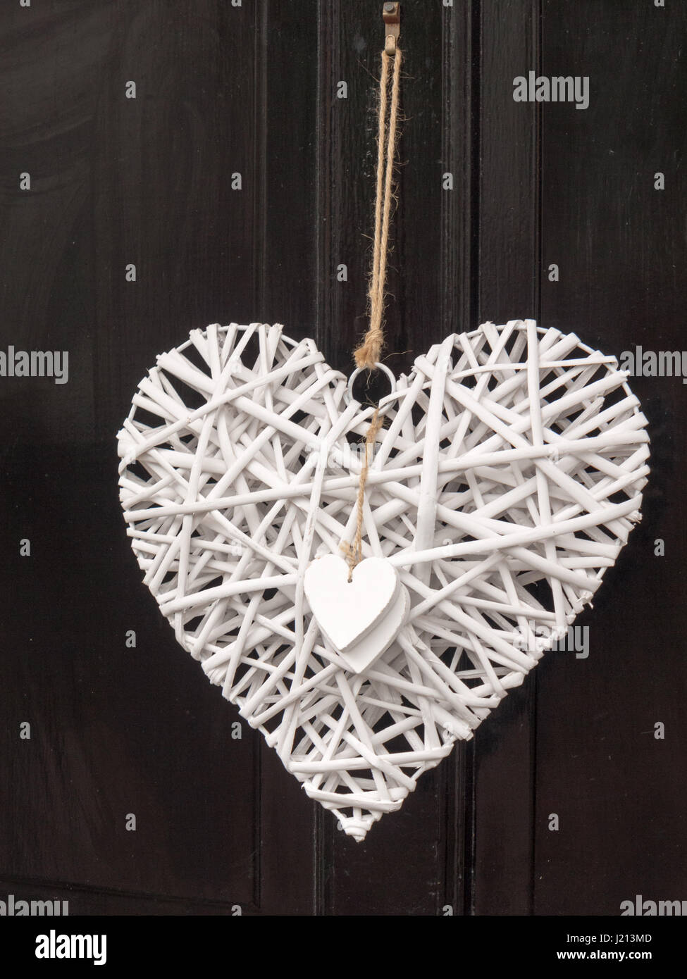 Un moderno e fresco fuori porta decorazione di un amore bianco cuore  attaccato e appeso su una porta nera accogliente personale privato studente  ricco di amore cuore Foto stock - Alamy