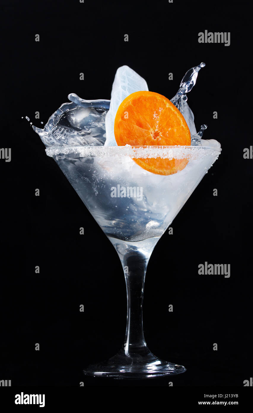 Cocktail di insolito con il ghiaccio in una coppetta Martini Foto Stock