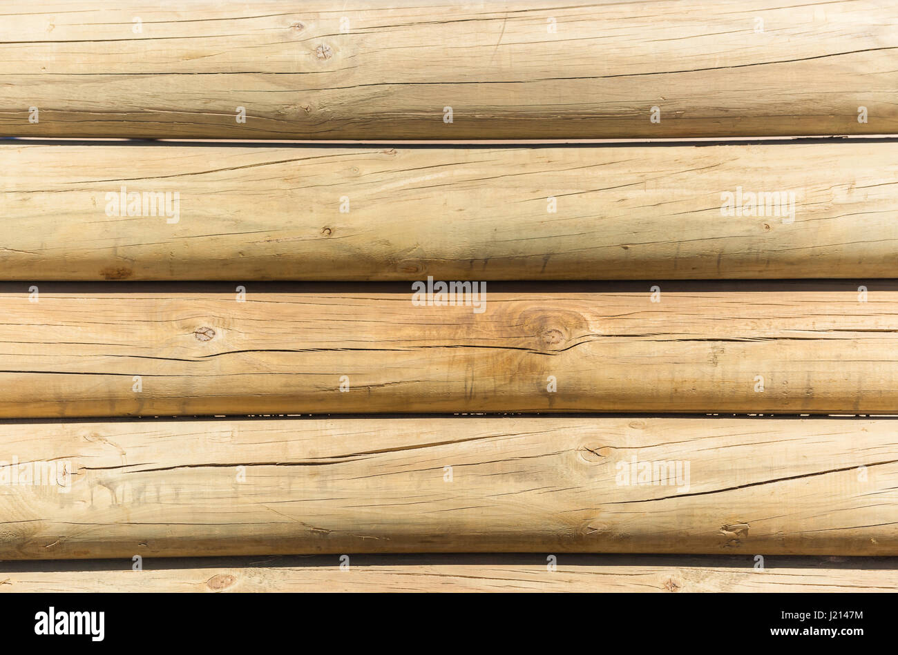 Pali di legno di confine bassa parete di recinzione closeup photo contro il cielo blu Foto Stock