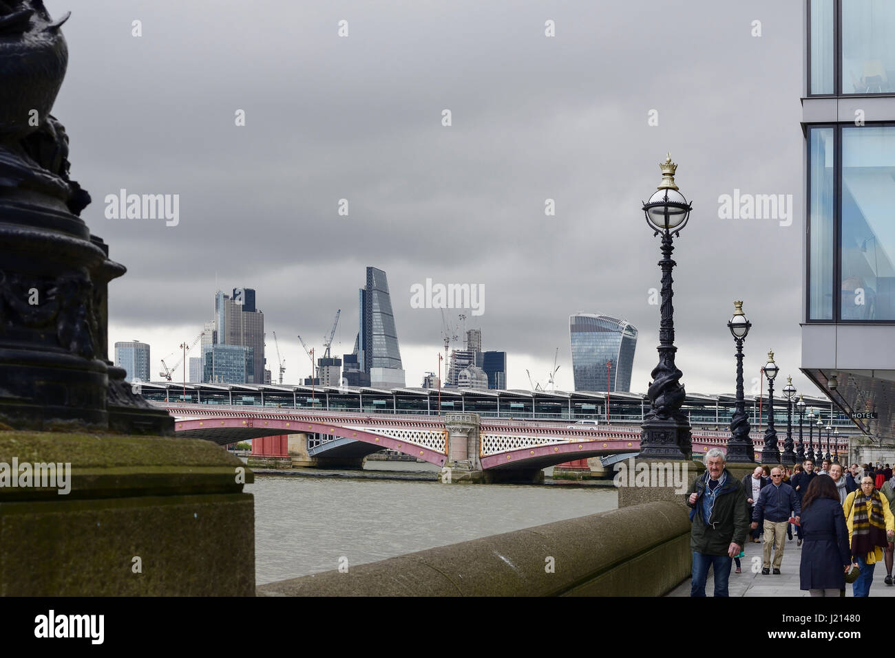 Il quartiere finanziario da banca del sud del fiume Tamigi a Londra Foto Stock