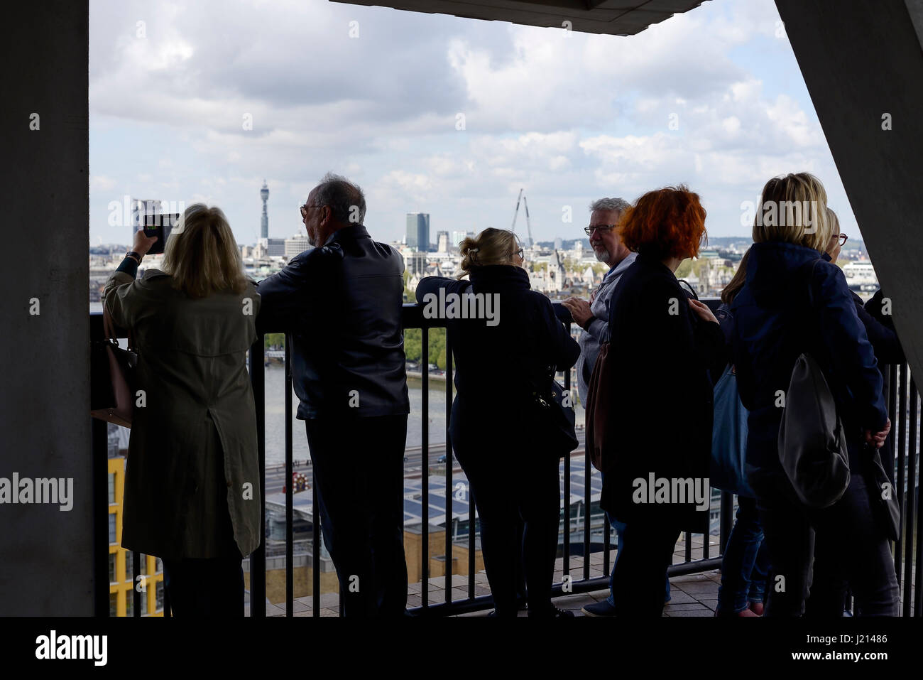 Persone ammirando la vista dalla casa di interruttore di livello visualizzazione alla Tate Modern Londra REGNO UNITO Foto Stock