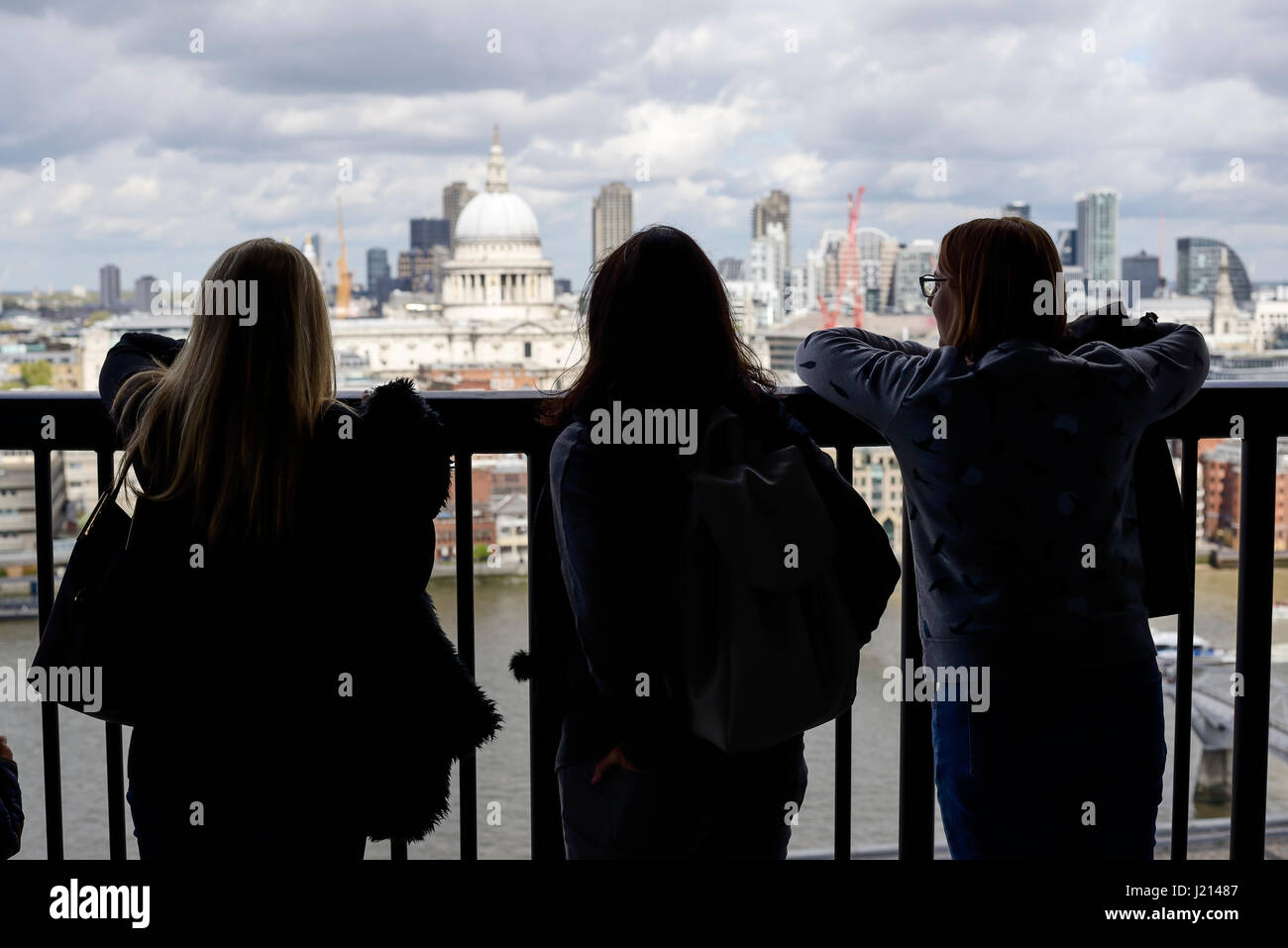 Persone ammirando la vista dalla casa di interruttore di livello visualizzazione alla Tate Modern Londra REGNO UNITO Foto Stock