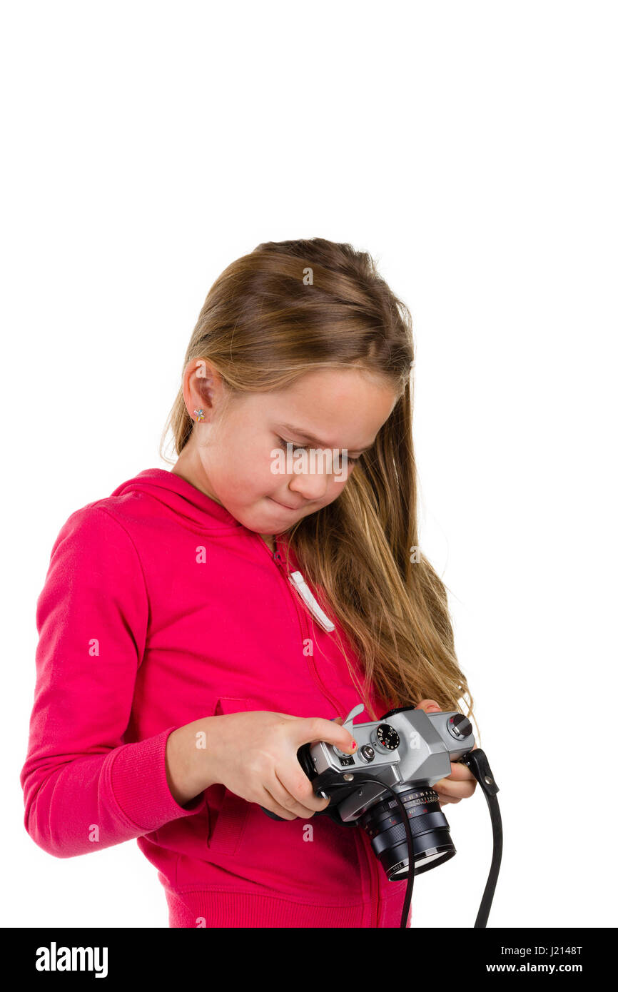 Bambina con una vecchia macchina fotografica isolato su uno sfondo bianco. I concetti : fotografia, retrò, turismo, lo stile di vita. Ritratto in Studio shot Foto Stock