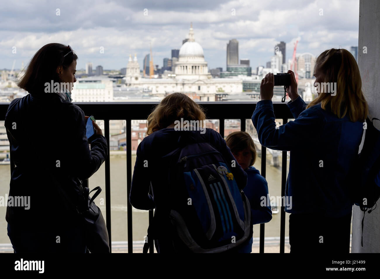 Persone ammirando la vista dalla casa di interruttore di livello visualizzazione alla Tate Modern Londra REGNO UNITO Foto Stock