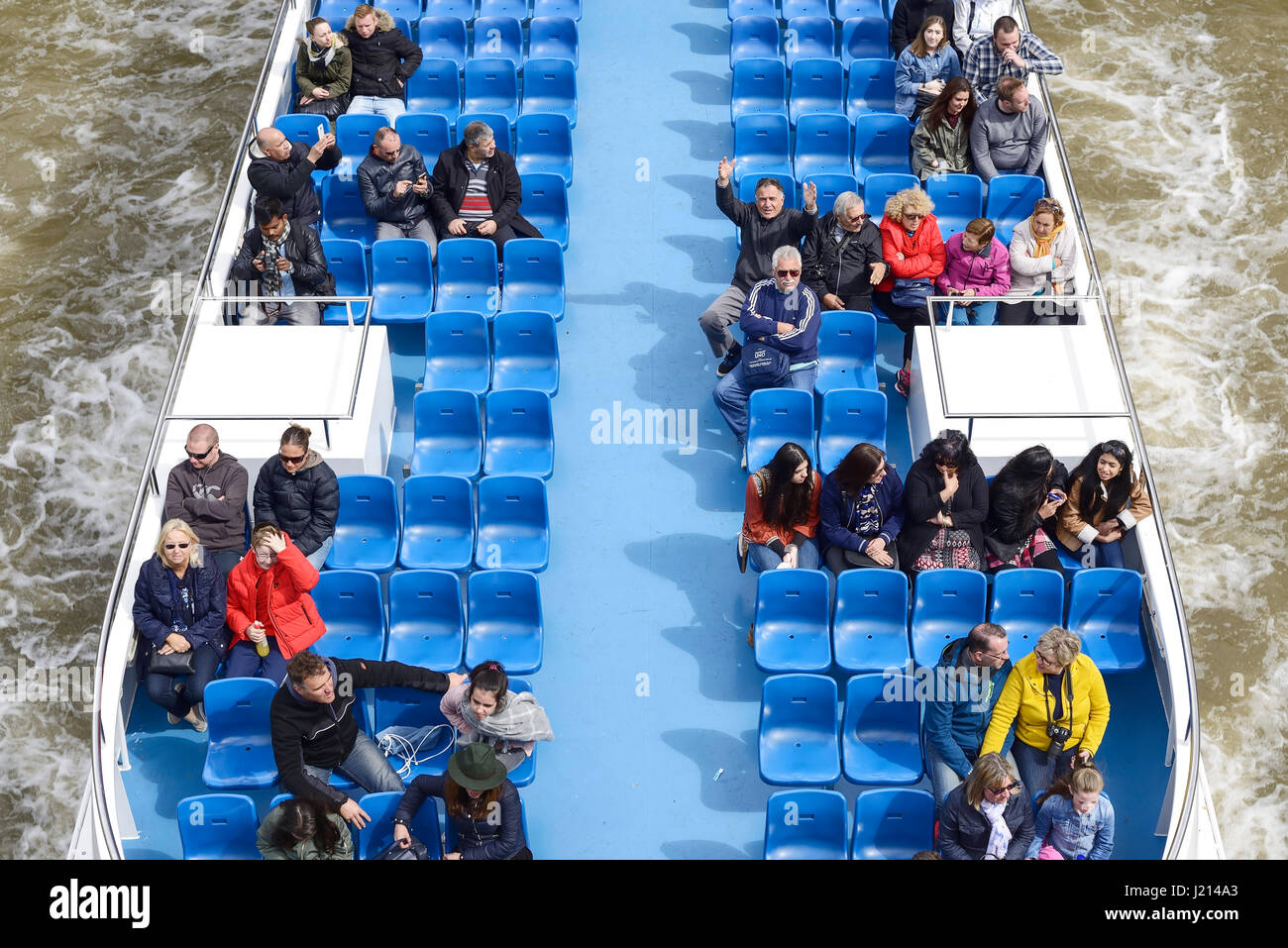 I turisti in un piacere tour di crociera lungo il fiume Tamigi, London REGNO UNITO Foto Stock