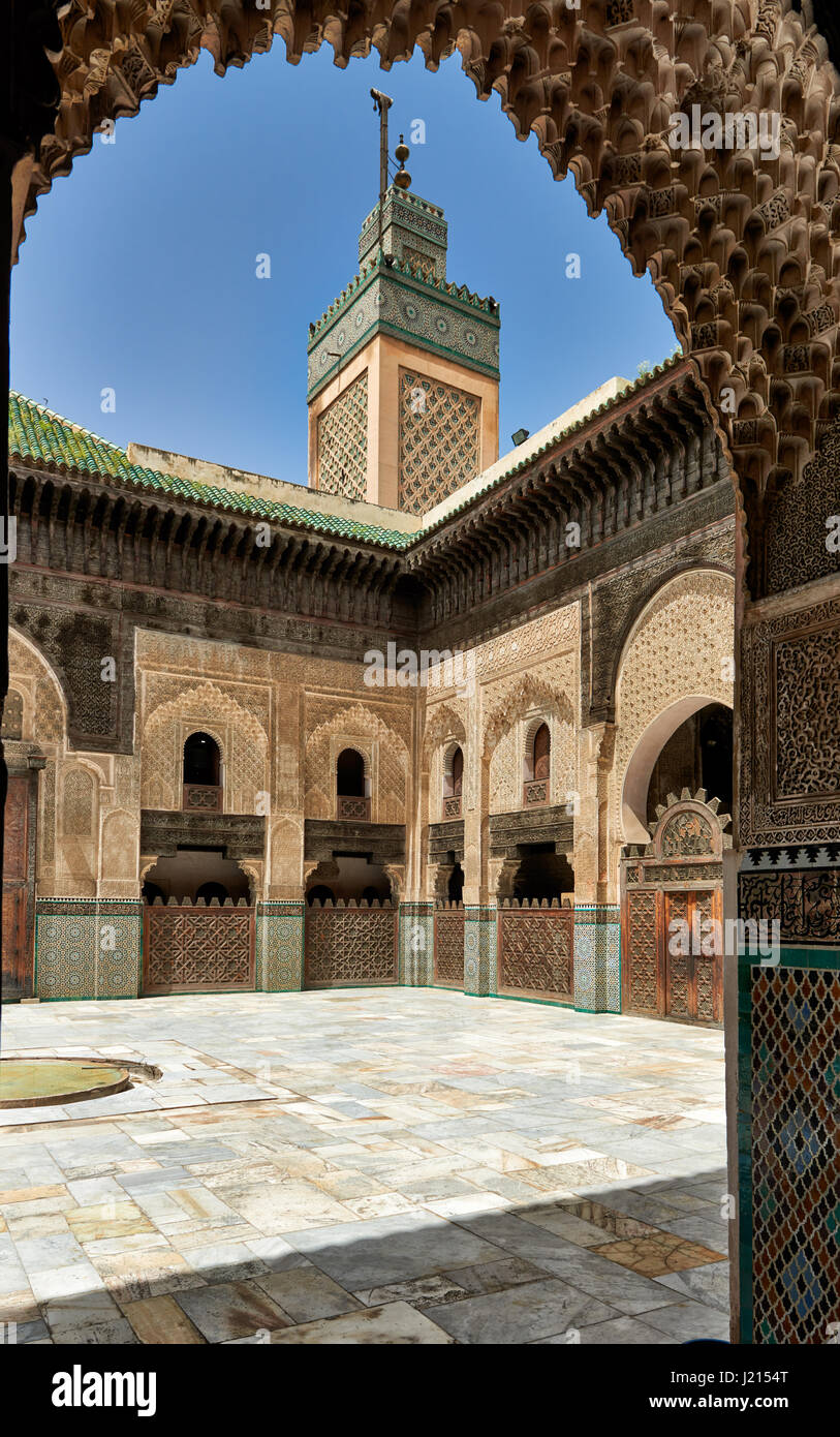 Cortile interno con architettura islamica di Bou Inania madrasa, ornati carving sulle pareti intonacate e sul lavoro di legno, la Medina di Fez, Marocco Foto Stock