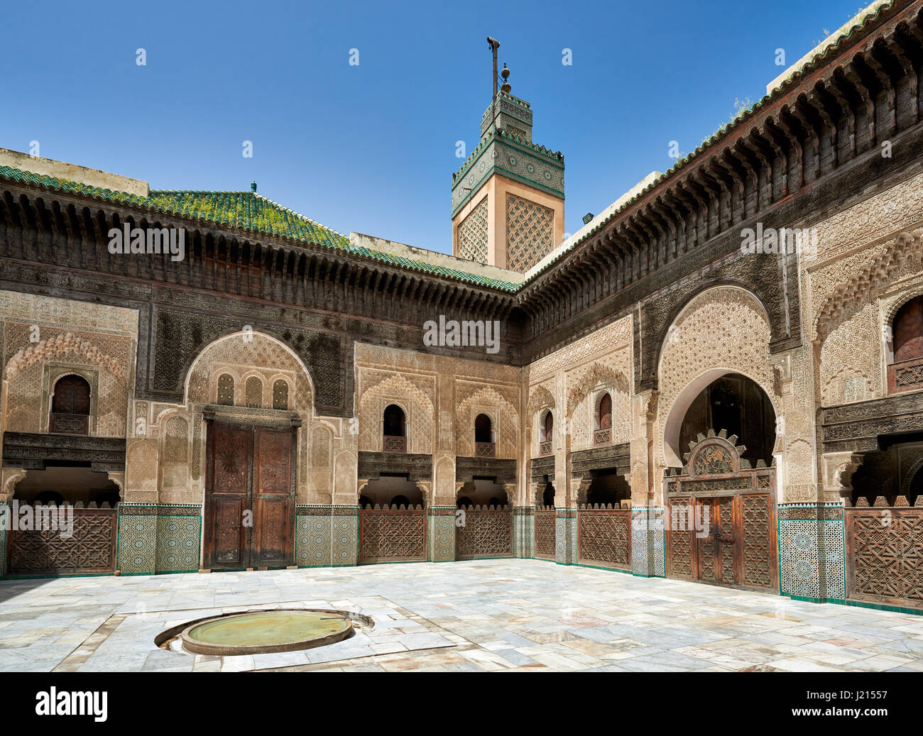 Cortile interno con architettura islamica di Bou Inania madrasa, ornati carving sulle pareti intonacate e sul lavoro di legno, la Medina di Fez, Marocco Foto Stock