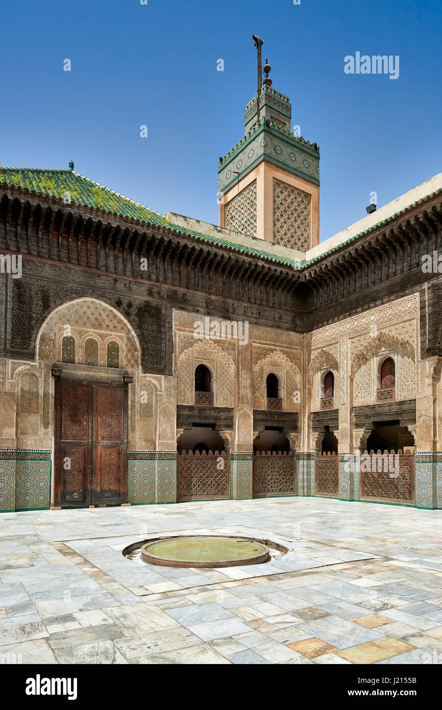 Cortile interno con architettura islamica di Bou Inania madrasa, ornati carving sulle pareti intonacate e sul lavoro di legno, la Medina di Fez, Marocco Foto Stock