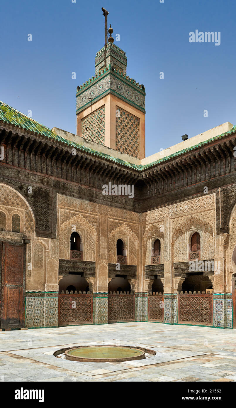 Cortile interno con architettura islamica di Bou Inania madrasa, ornati carving sulle pareti intonacate e sul lavoro di legno, la Medina di Fez, Marocco Foto Stock