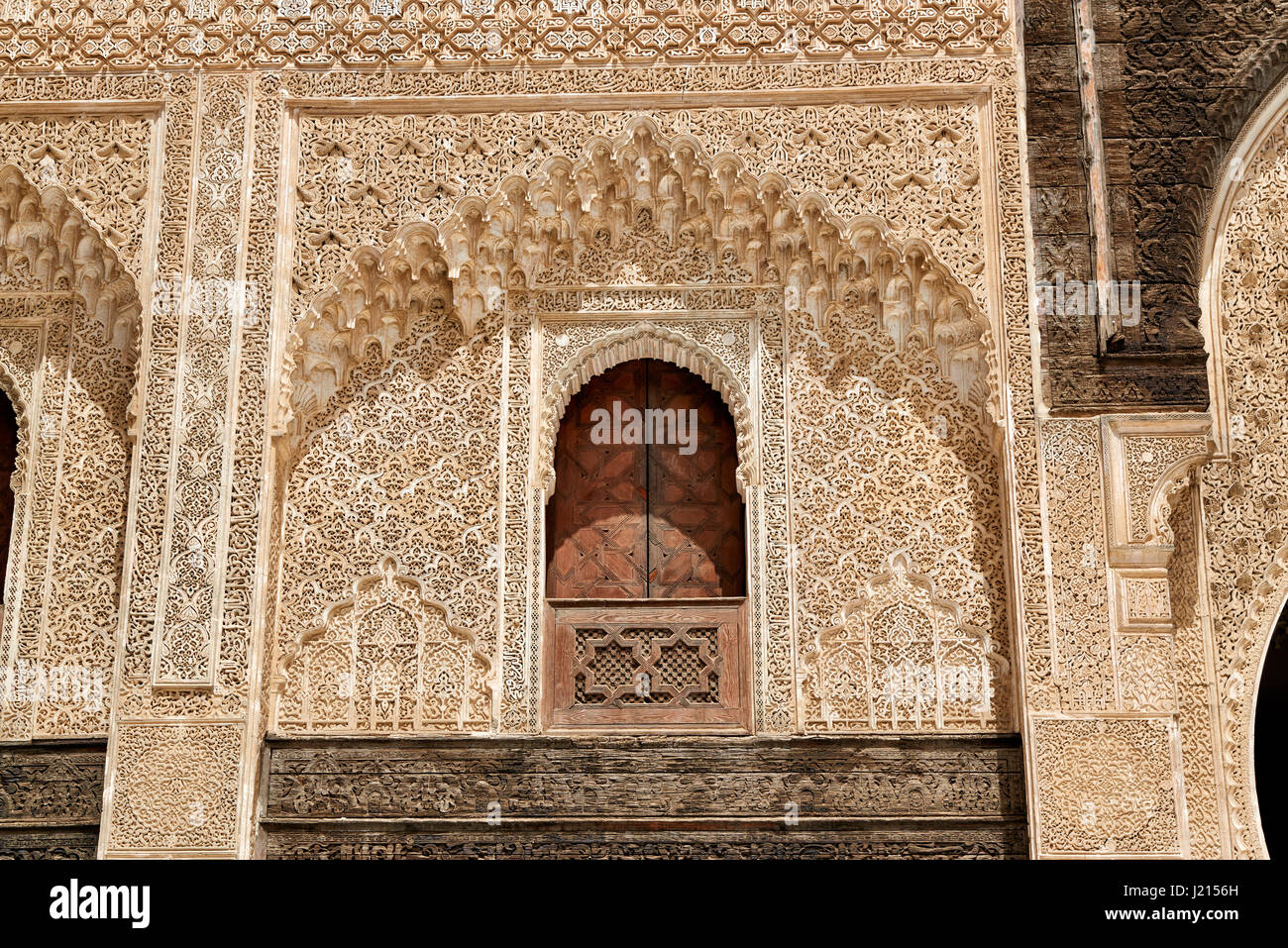 Cortile interno con architettura islamica di Bou Inania madrasa, ornati carving sulle pareti intonacate e sul lavoro di legno, la Medina di Fez, Marocco Foto Stock