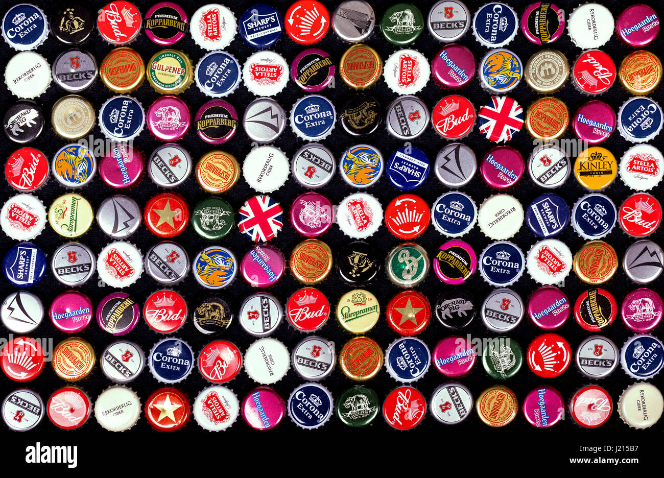 SOUTHAMPTON, Regno Unito - 21 GEN 2017: uno sfondo di tappi di bottiglia da una varietà di popolari birre lager e sidri provenienti da tutto il mondo. Foto Stock