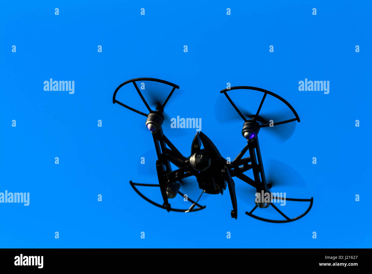 Nero piccolo drone battenti nel parco Foto Stock