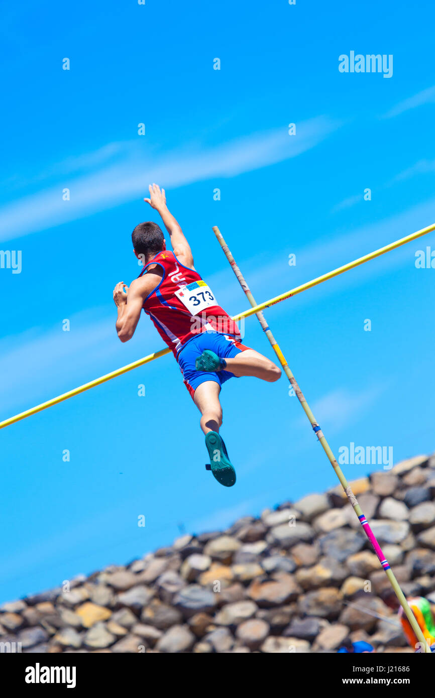 Outdooor giovani maschi adulti pole vaulting concorso 22 aprile 2017 sulla pista e field stadium CIAT a Santa Cruz de Tenerife città Foto Stock