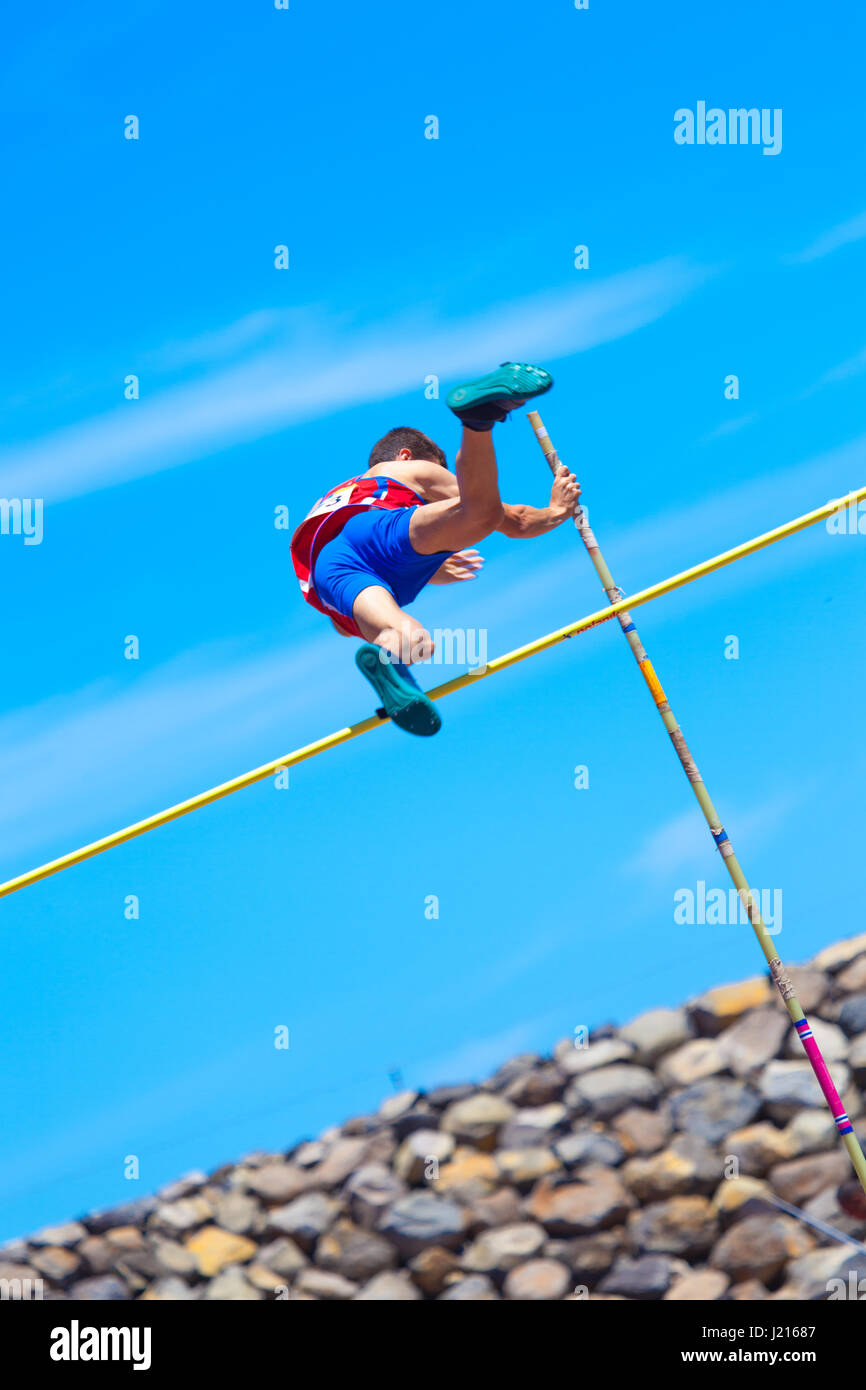 Outdooor giovani maschi adulti pole vaulting concorso 22 aprile 2017 sulla pista e field stadium CIAT a Santa Cruz de Tenerife città Foto Stock