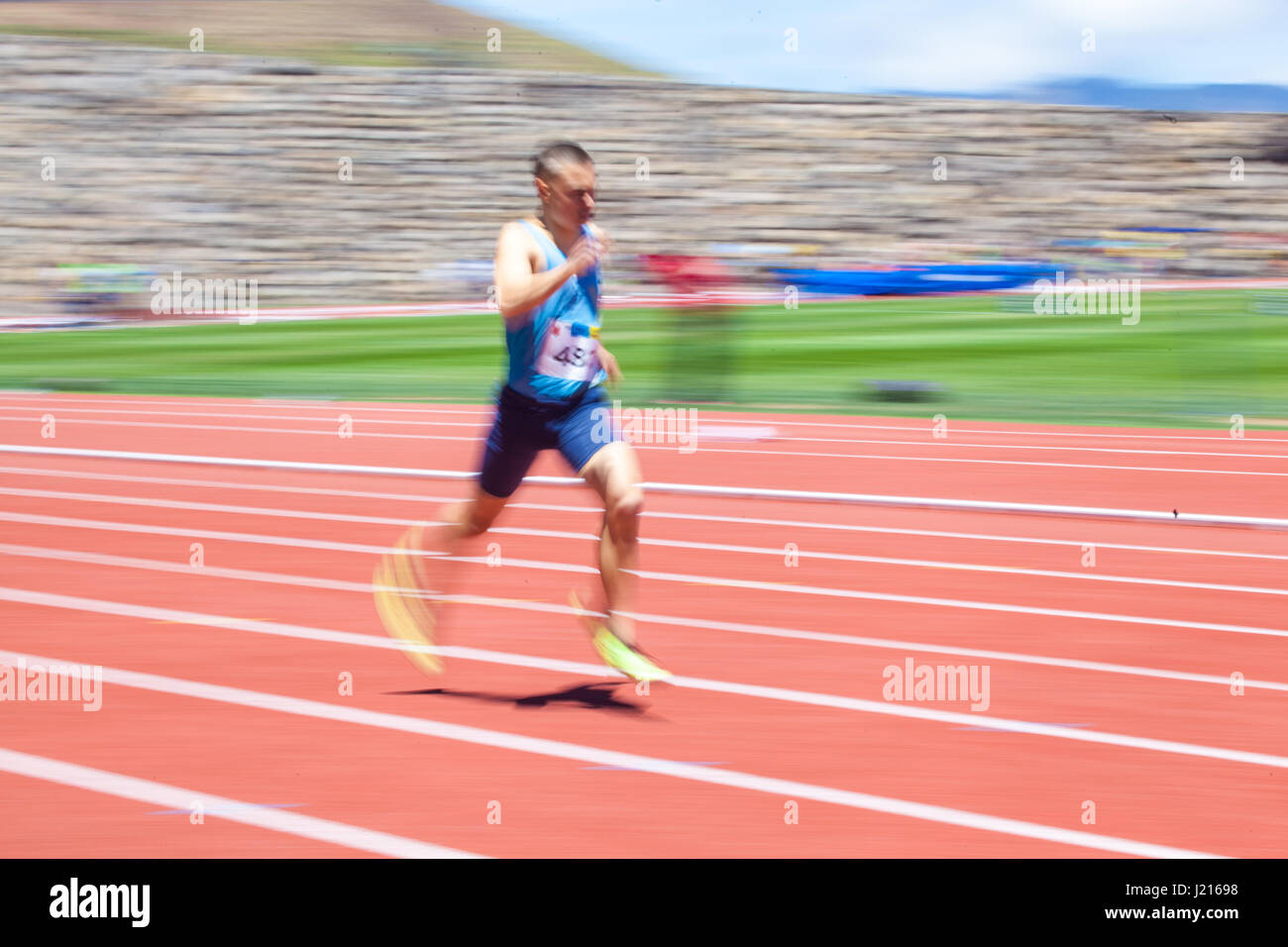 Giovani uomini facendo Hurdling sulla pista e field stadium CIAT a Santa Cruz de Tenerife città durante il 22 aprile 2017 Foto Stock