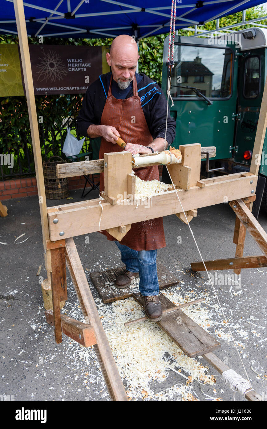 Un uomo utilizza una tradizionale azionato a pedale per tornitura in legno  tornio Foto stock - Alamy