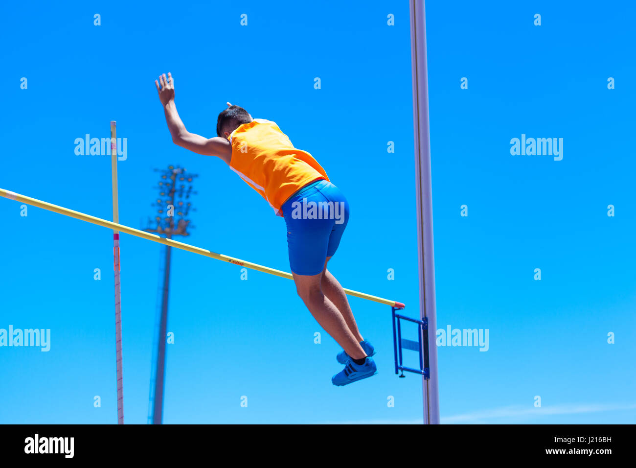 Outdooor giovani maschi adulti pole vaulting concorso 22 aprile 2017 sulla pista e field stadium CIAT a Santa Cruz de Tenerife città Foto Stock