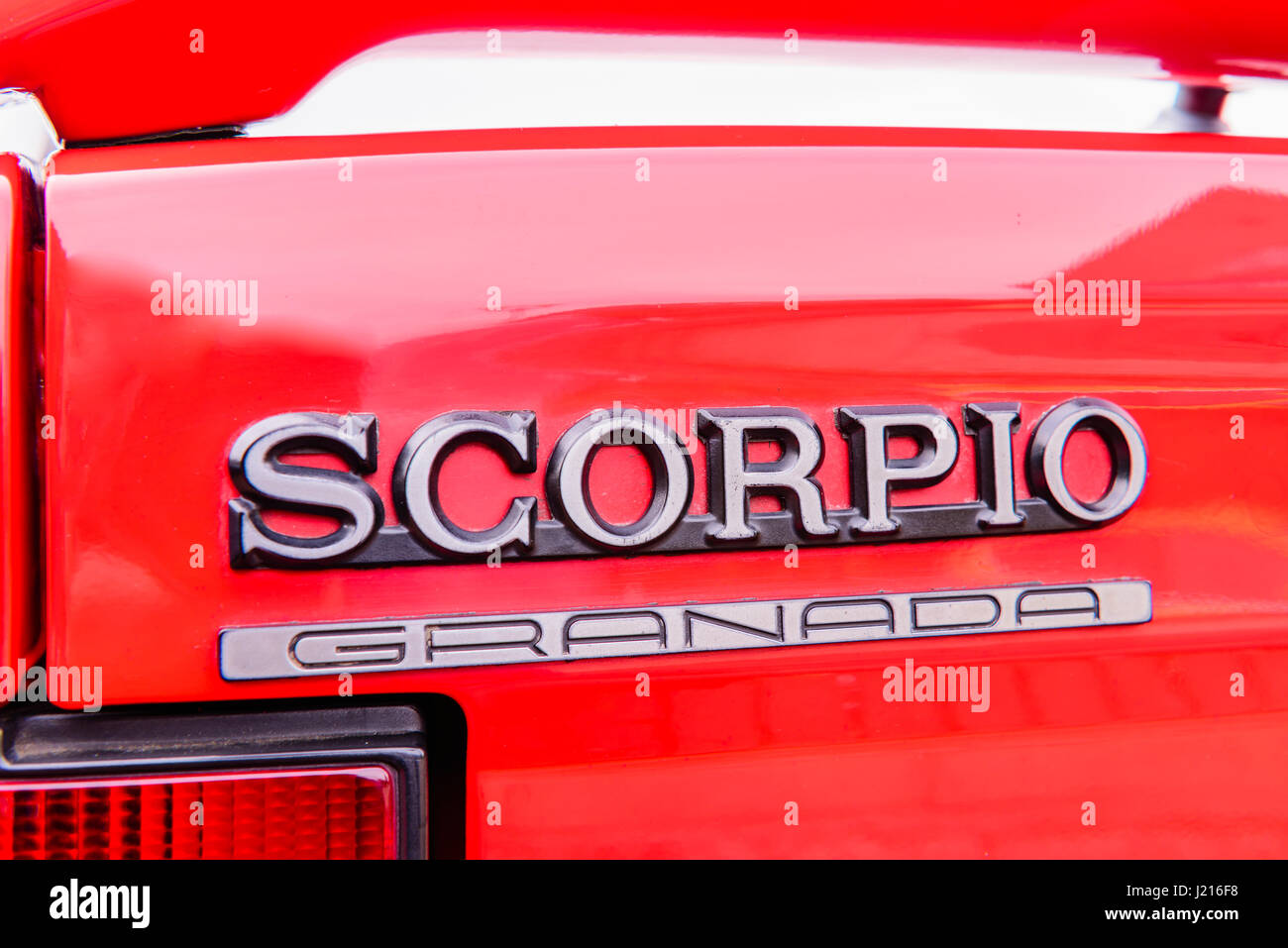 Monogramma posteriore di un rosso Ford Scorpio executive vettura prodotta da Ford Europa dal 1985 al 1998 Foto Stock