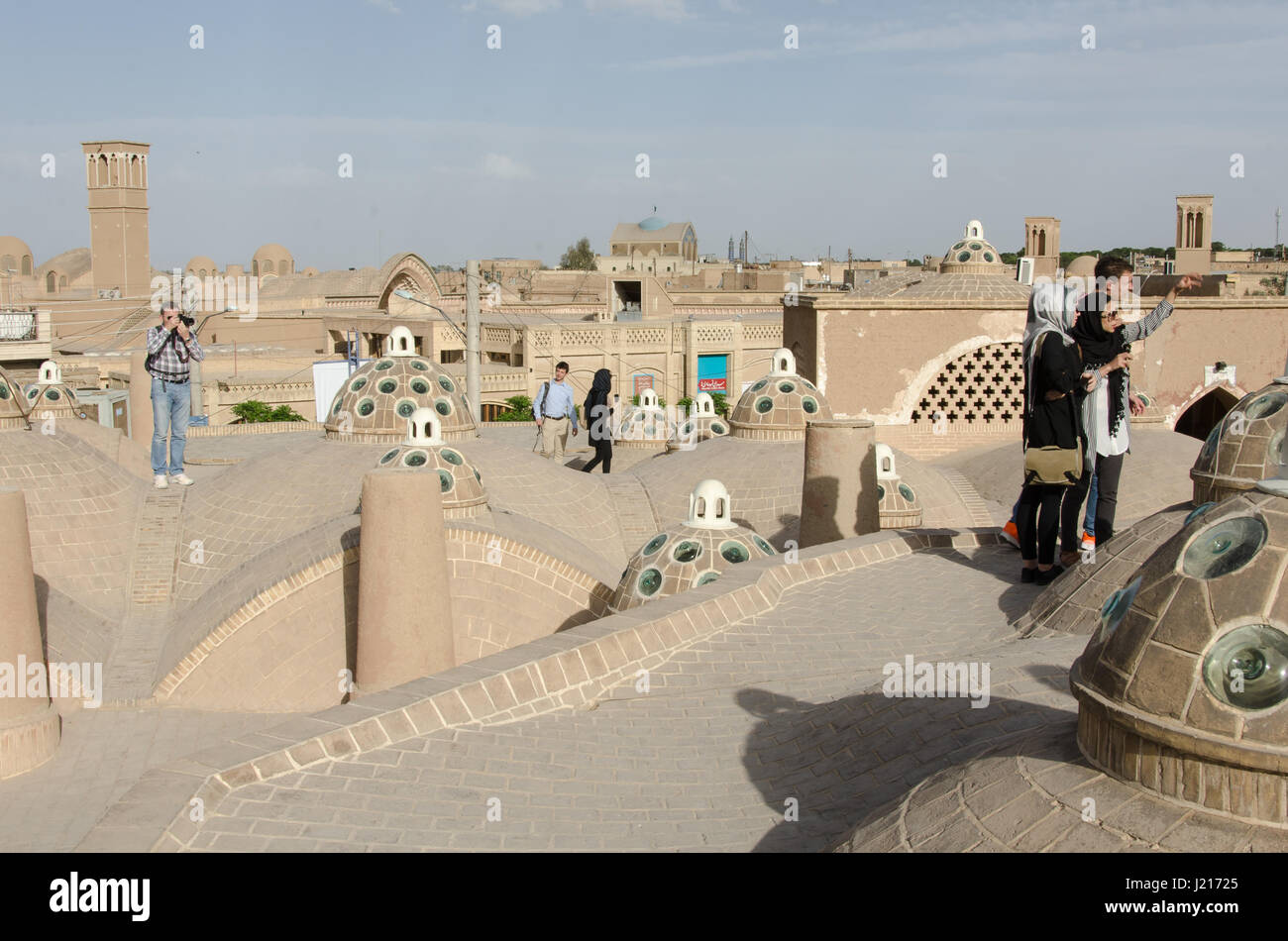 I turisti sul tetto del sultano Amir Ahmad bathhouse a Kashan, Iran cupole contiene gli occhiali convessa per fornire illuminazione per la bathhouse. Foto Stock