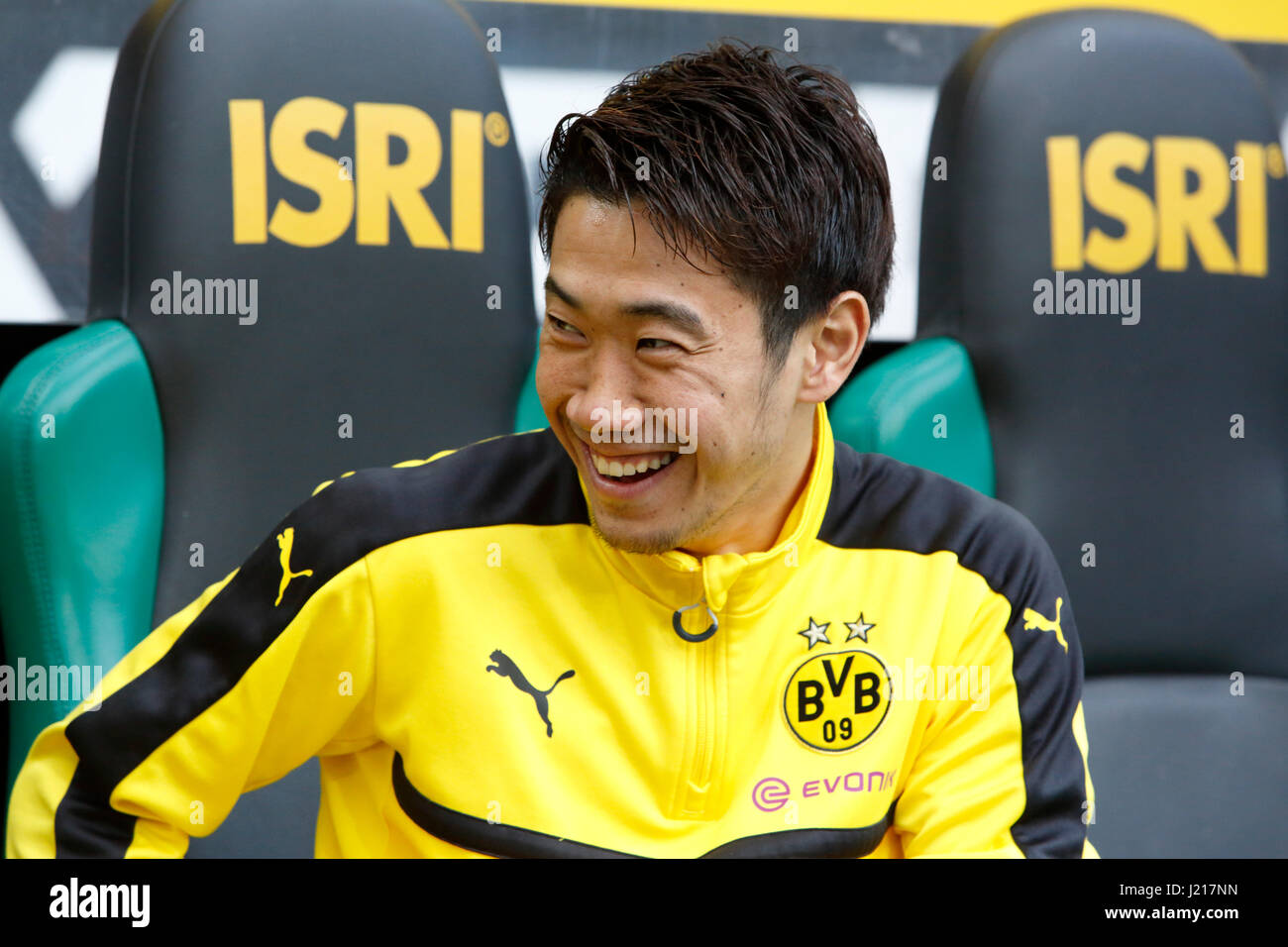 Sport, calcio, Bundesliga, 2016/2017, Borussia Moenchengladbach vs Borussia Dortmund 2:3, Stadio Borussia Park, panchina, Shinji Kagawa (BVB) Foto Stock