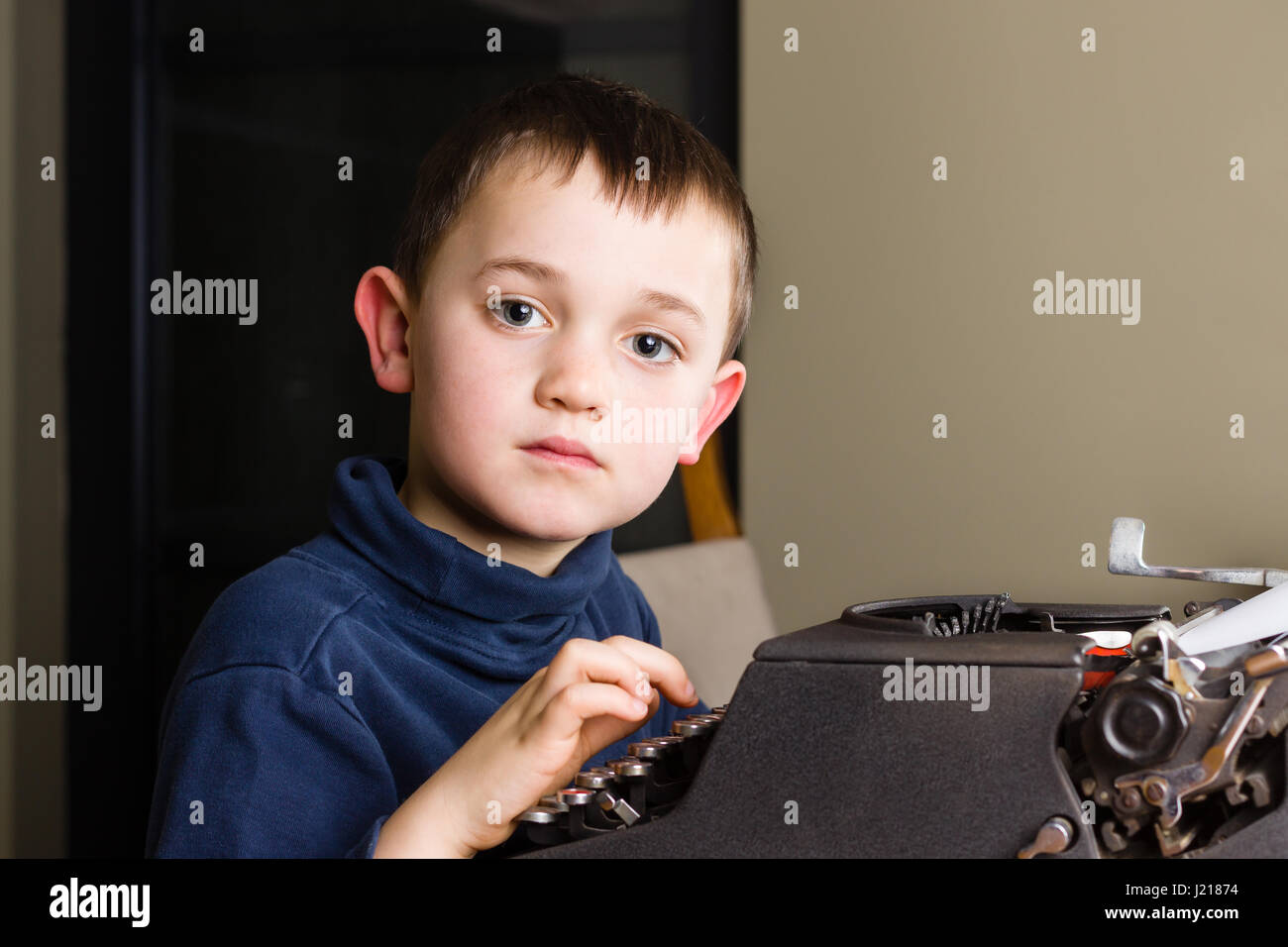 Ragazzo che scrive una lettera immagini e fotografie stock ad ...