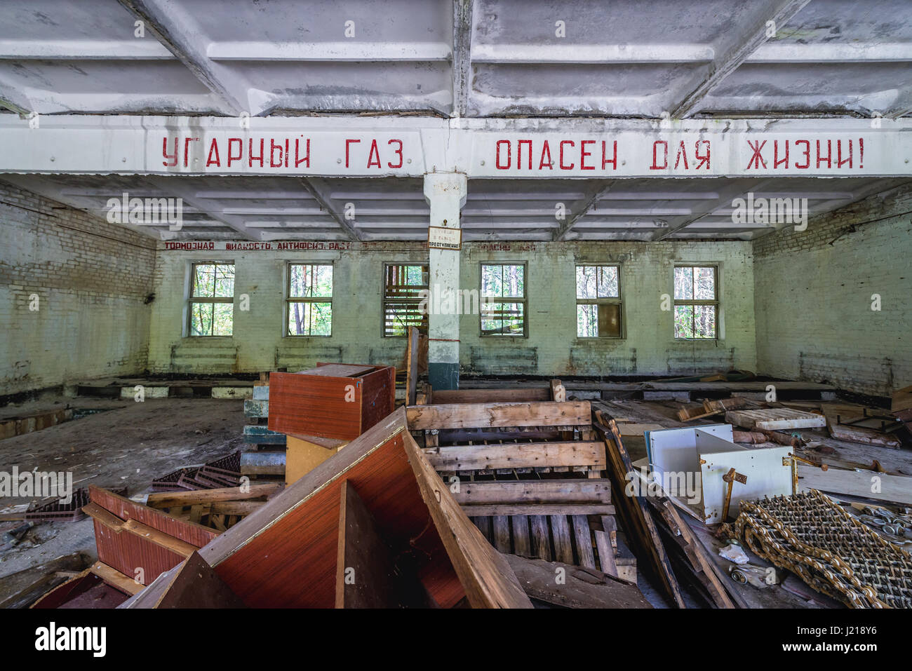 "Il gas è pericolosa per la vita' iscrizione nella costruzione della centrale di Chernobyl-2 base militare, la centrale nucleare di Cernobyl la zona di alienazione in Ucraina Foto Stock