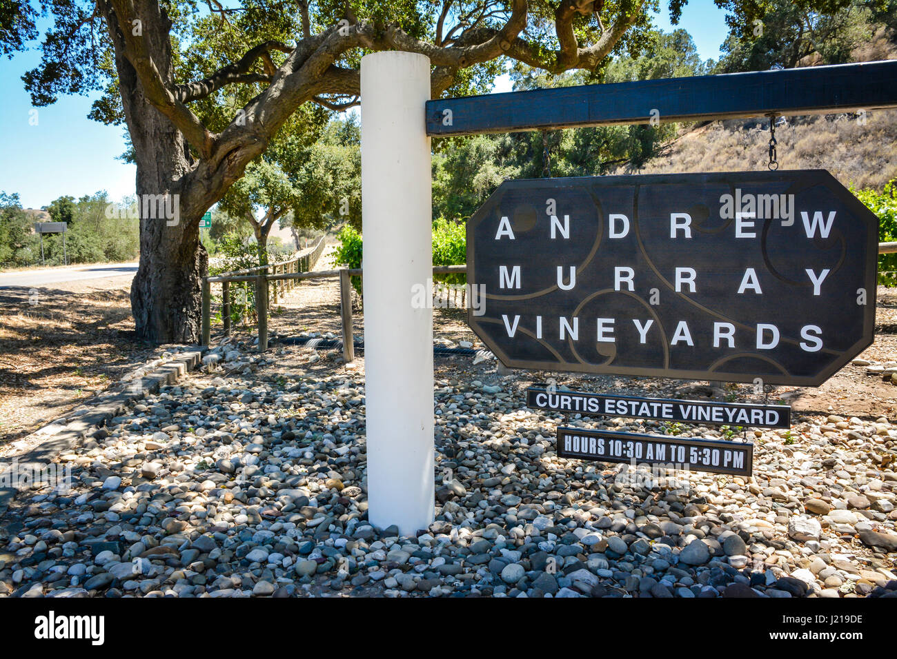 Rustico ma elegante segno e ingresso al Andrew Murray vigneti nella Santa Ynez Valley Wine Country vicino a Los Olivos, CA Foto Stock